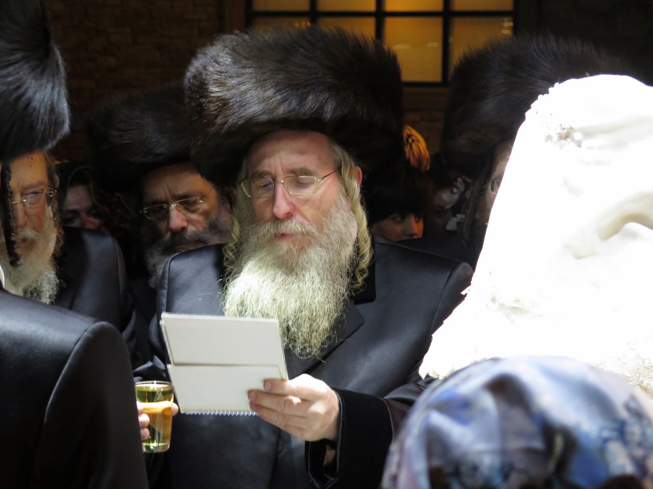 ניו יורק: הרבי מדינוב חיתן את בתו • צפו בגלריה