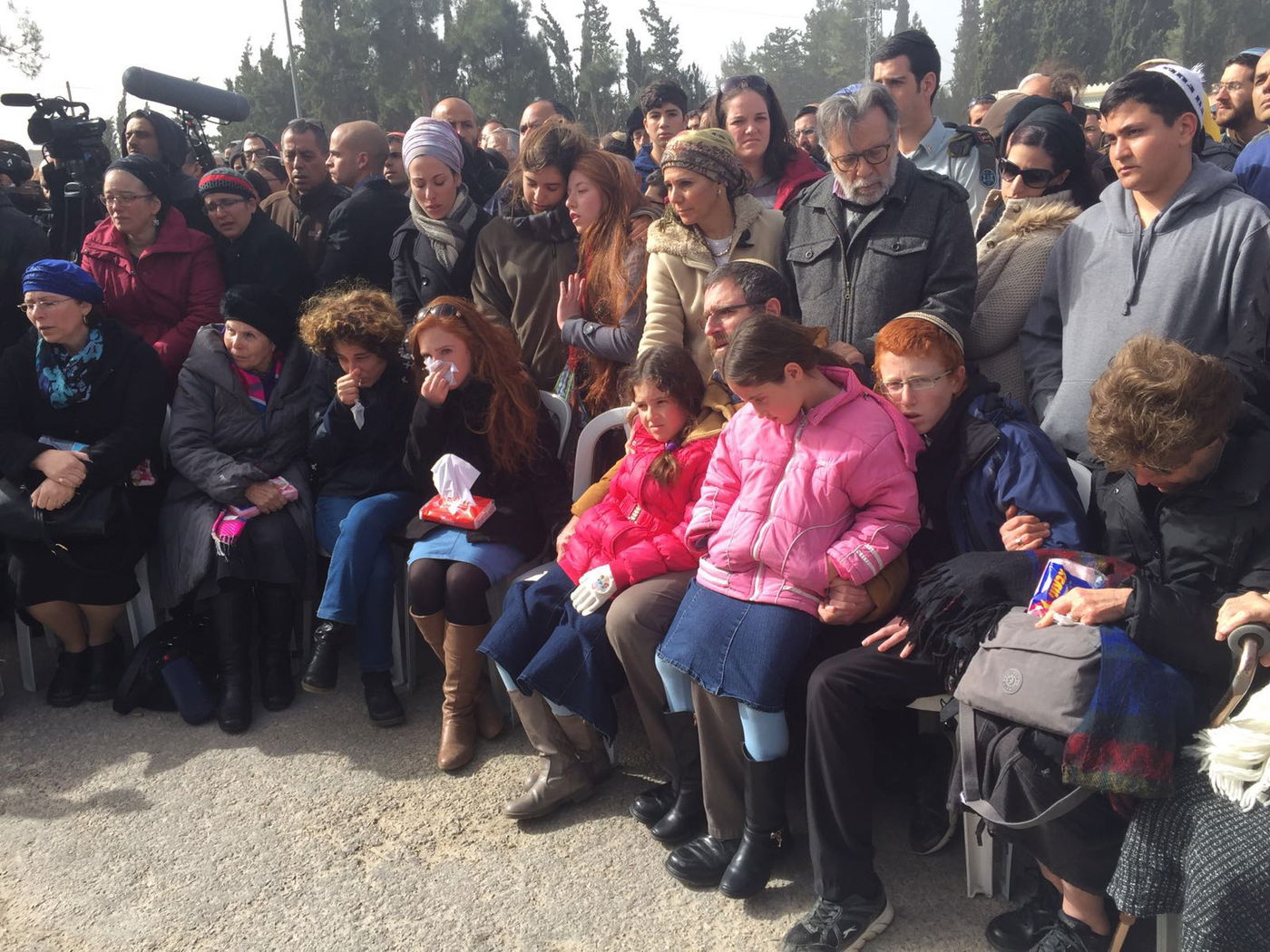 בני משפחת מאיר בהלוויה, הצהריים