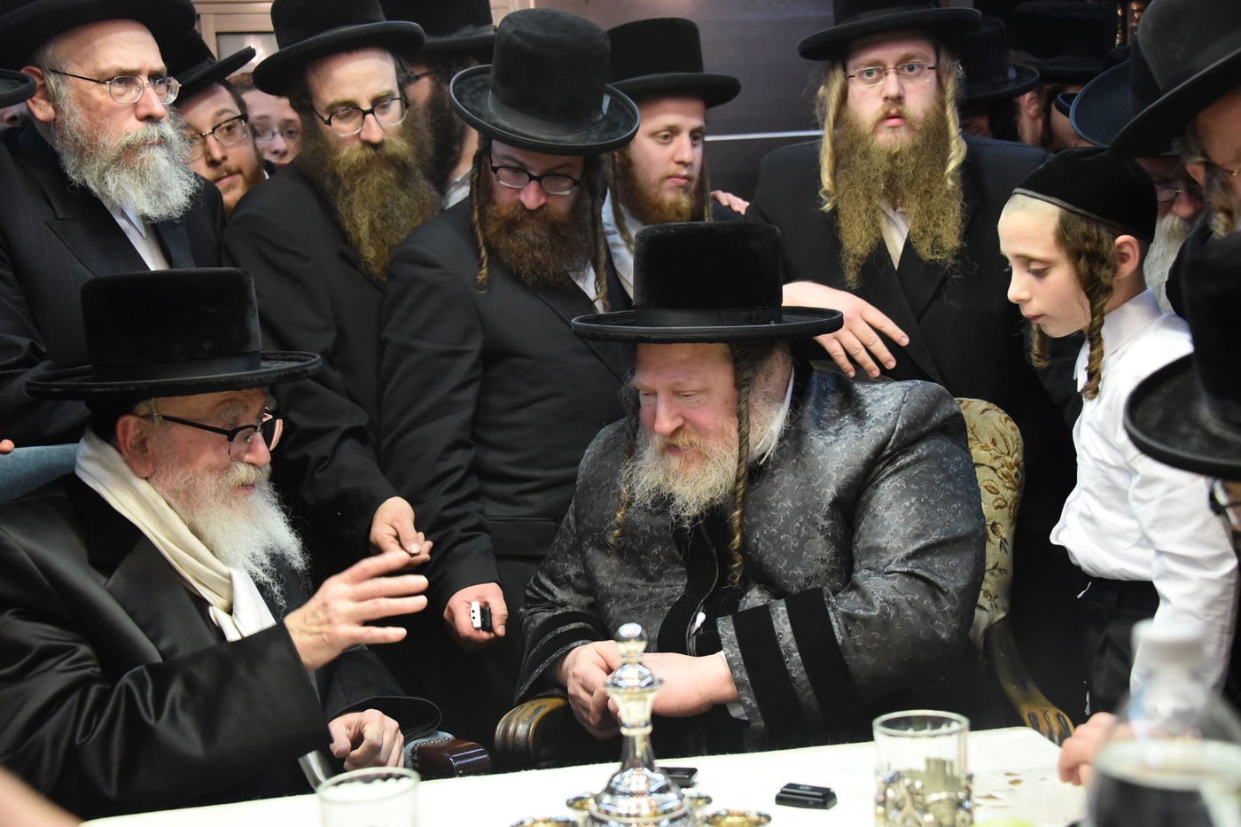 הרבי מסקווירא ורבי יקותיאל אבוחצירא ב"לחיים" על ערק. צפו