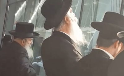 בשדה התעופה בורשא: הרב גרוסמן ניגש חזן