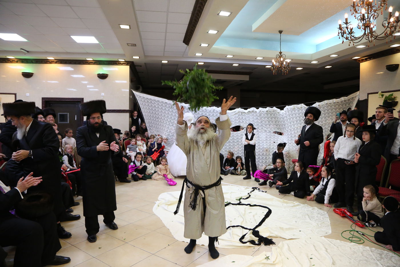 וידאו ותמונות: רבי גמליאל רבינוביץ רוקד בפני הכלה