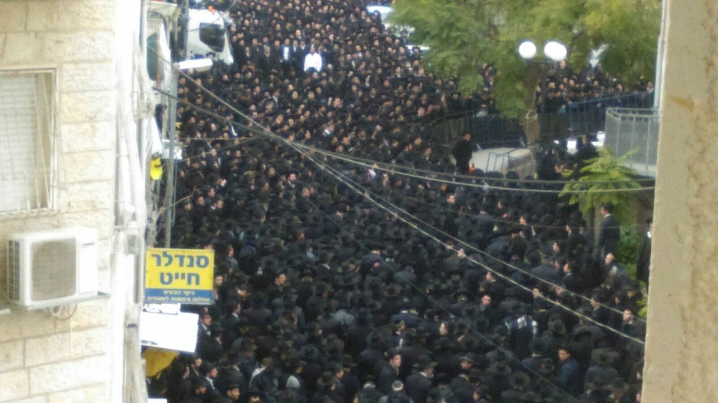 אלפים בהלוויית הגאון רבי רפאל שמואלביץ זצ"ל • שידור חוזר