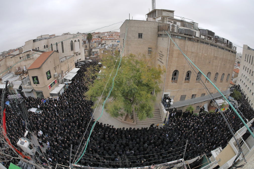 אלפים בהלוויית הגאון רבי רפאל שמואלביץ זצ"ל • שידור חוזר