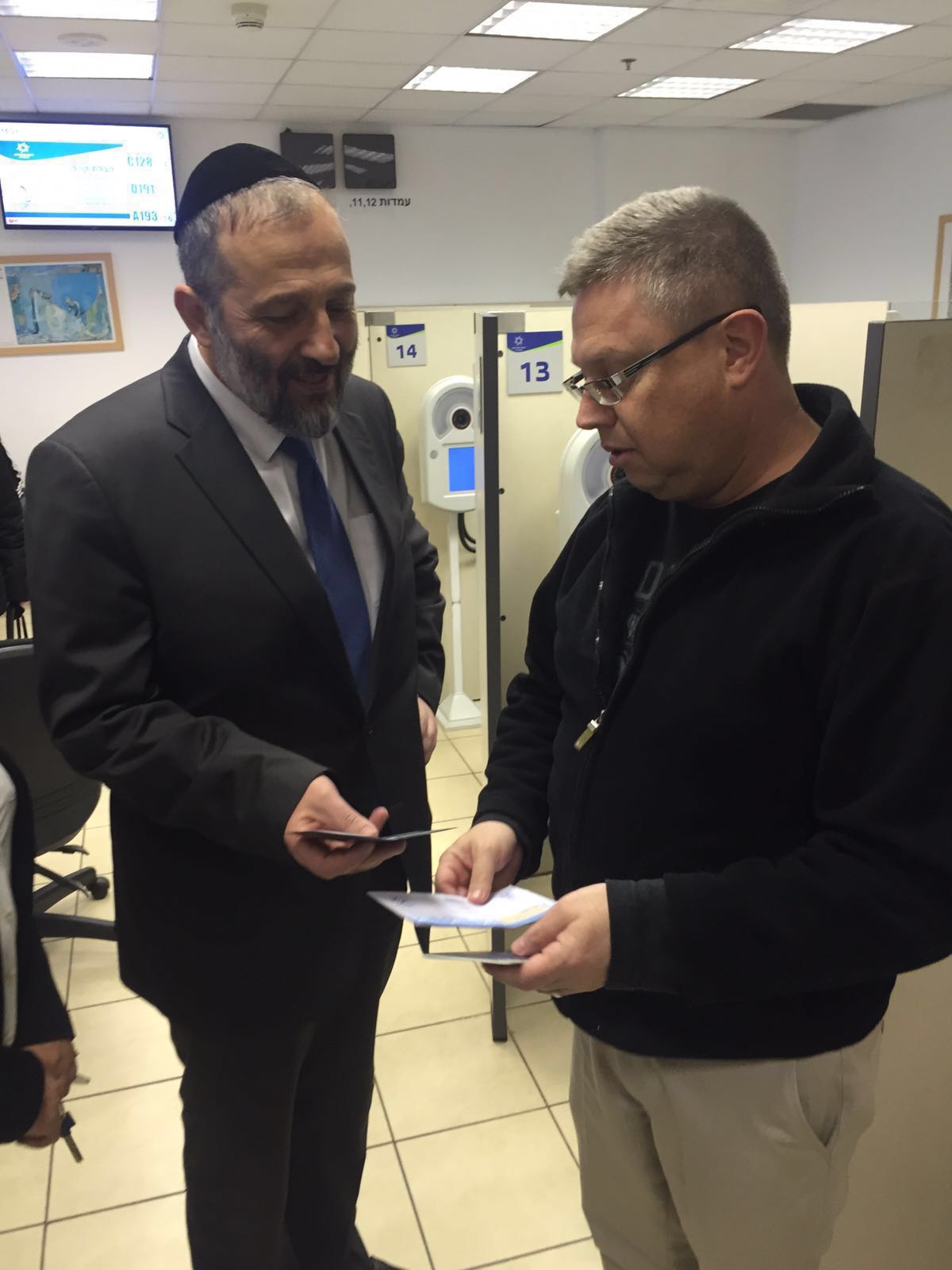 צפו: שר הפנים אריה דרעי בביקור פתע בלשכת מנהל האוכלוסין בחיפה