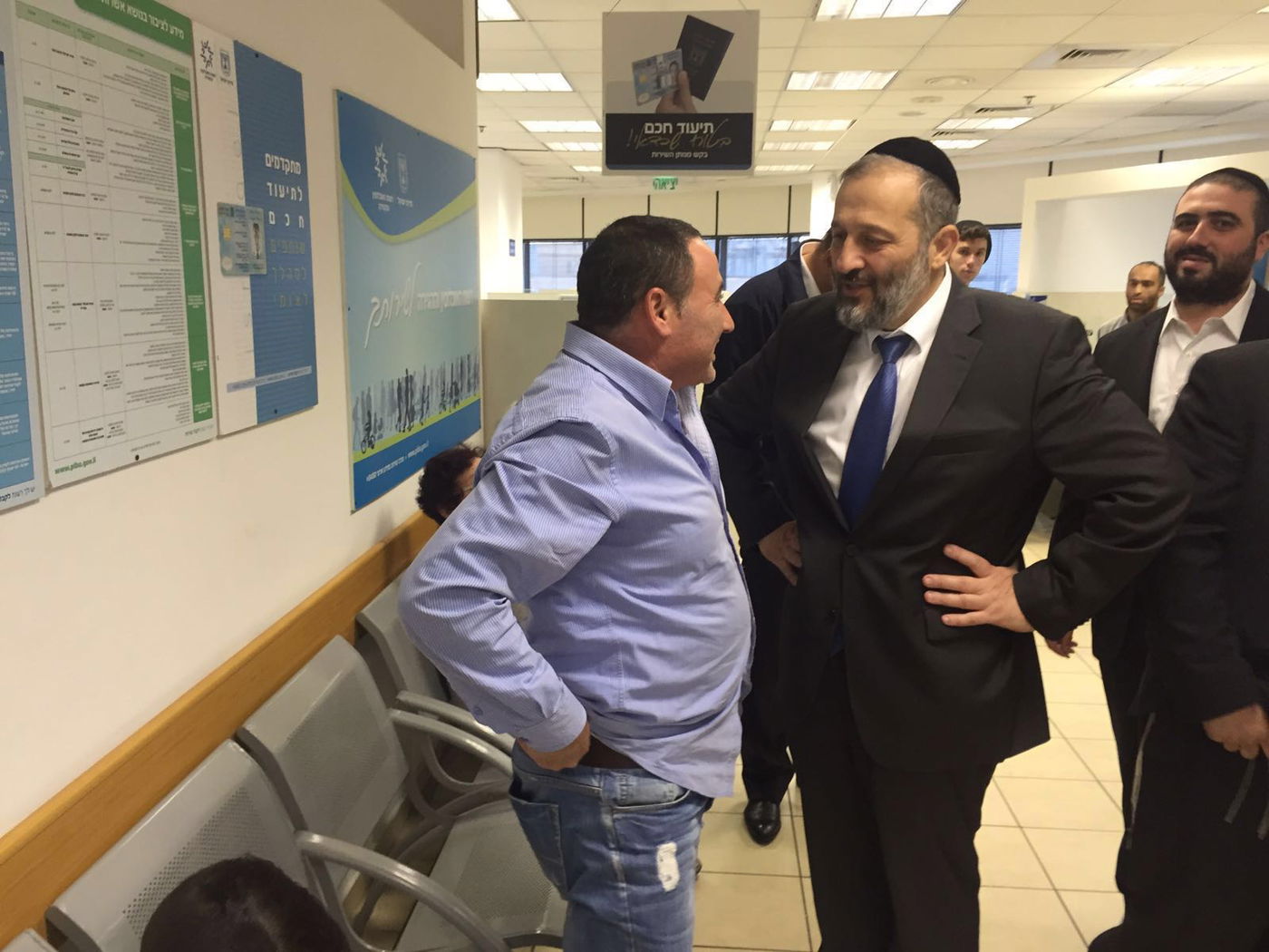 צפו: שר הפנים אריה דרעי בביקור פתע בלשכת מנהל האוכלוסין בחיפה