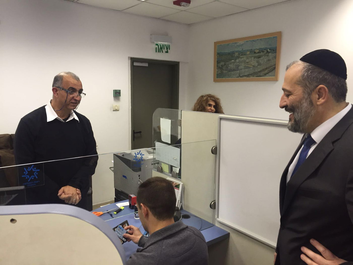 צפו: שר הפנים אריה דרעי בביקור פתע בלשכת מנהל האוכלוסין בחיפה