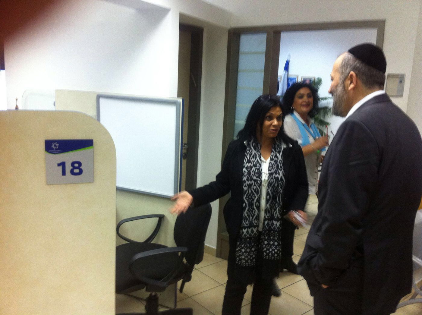 צפו: שר הפנים אריה דרעי בביקור פתע בלשכת מנהל האוכלוסין בחיפה