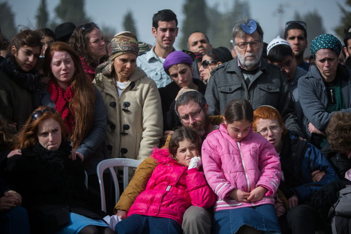 האבא והילדים בהלוויה
