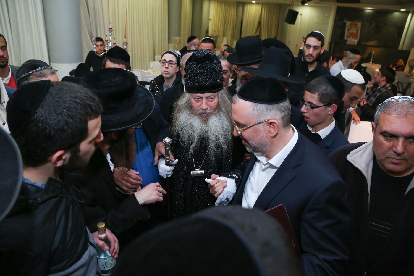 שיער שופע, כובע מהודר, קמע וכפפות: זהו "האדמו"ר מ'מלטה'"