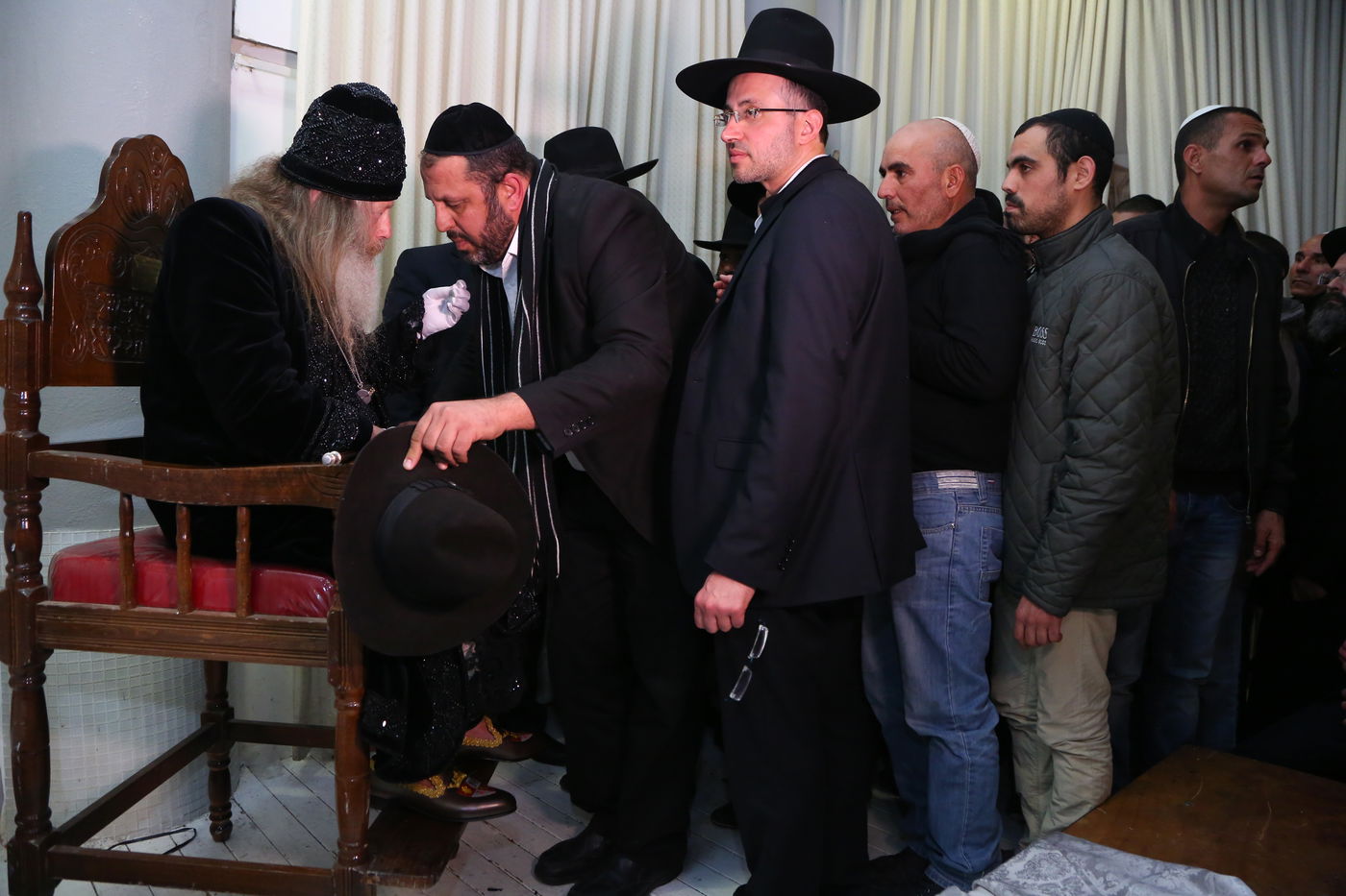 שיער שופע, כובע מהודר, קמע וכפפות: זהו "האדמו"ר מ'מלטה'"