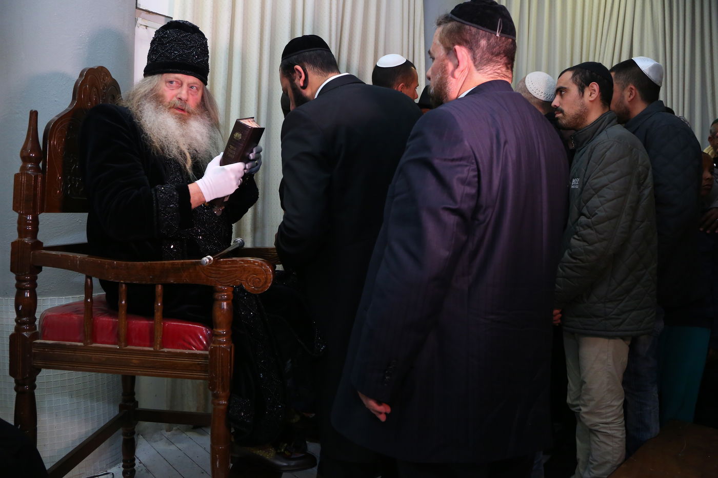 שיער שופע, כובע מהודר, קמע וכפפות: זהו "האדמו"ר מ'מלטה'"