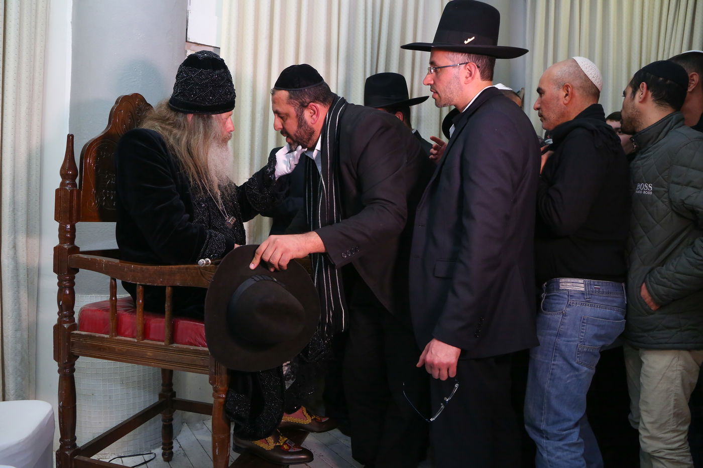 שיער שופע, כובע מהודר, קמע וכפפות: זהו "האדמו"ר מ'מלטה'"