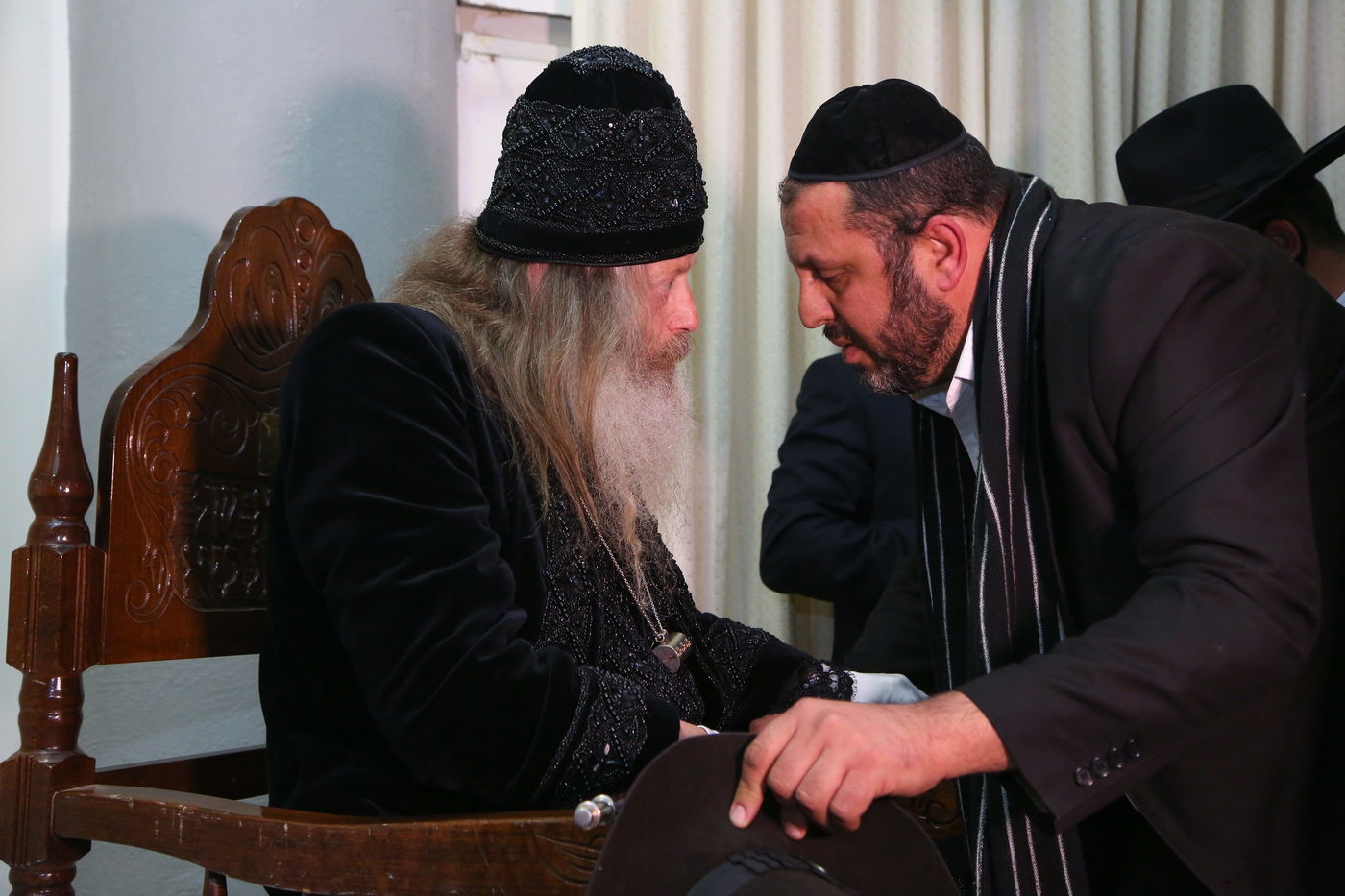 שיער שופע, כובע מהודר, קמע וכפפות: זהו "האדמו"ר מ'מלטה'"