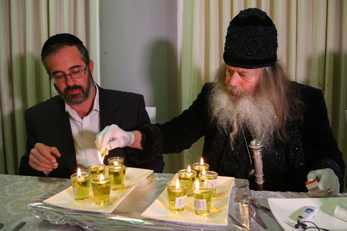 שיער שופע, כובע מהודר, קמע וכפפות: זהו "האדמו"ר מ'מלטה'"