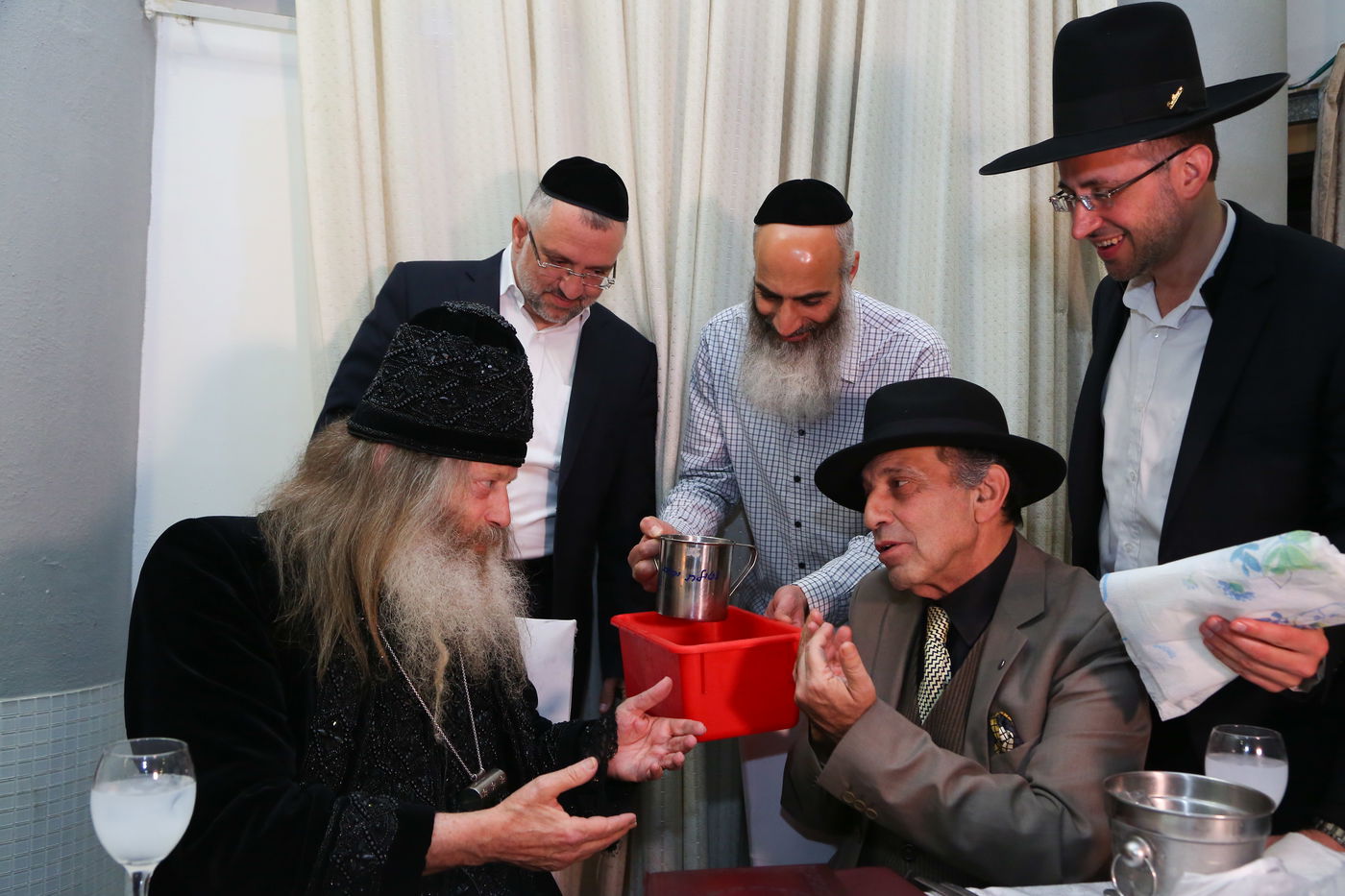 שיער שופע, כובע מהודר, קמע וכפפות: זהו "האדמו"ר מ'מלטה'"