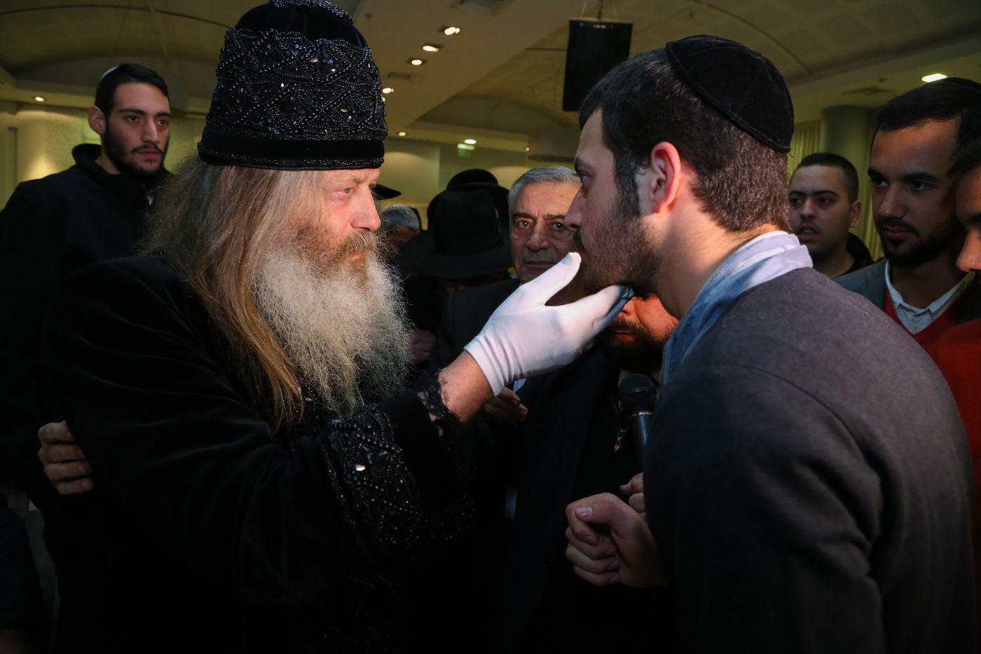 שיער שופע, כובע מהודר, קמע וכפפות: זהו "האדמו"ר מ'מלטה'"