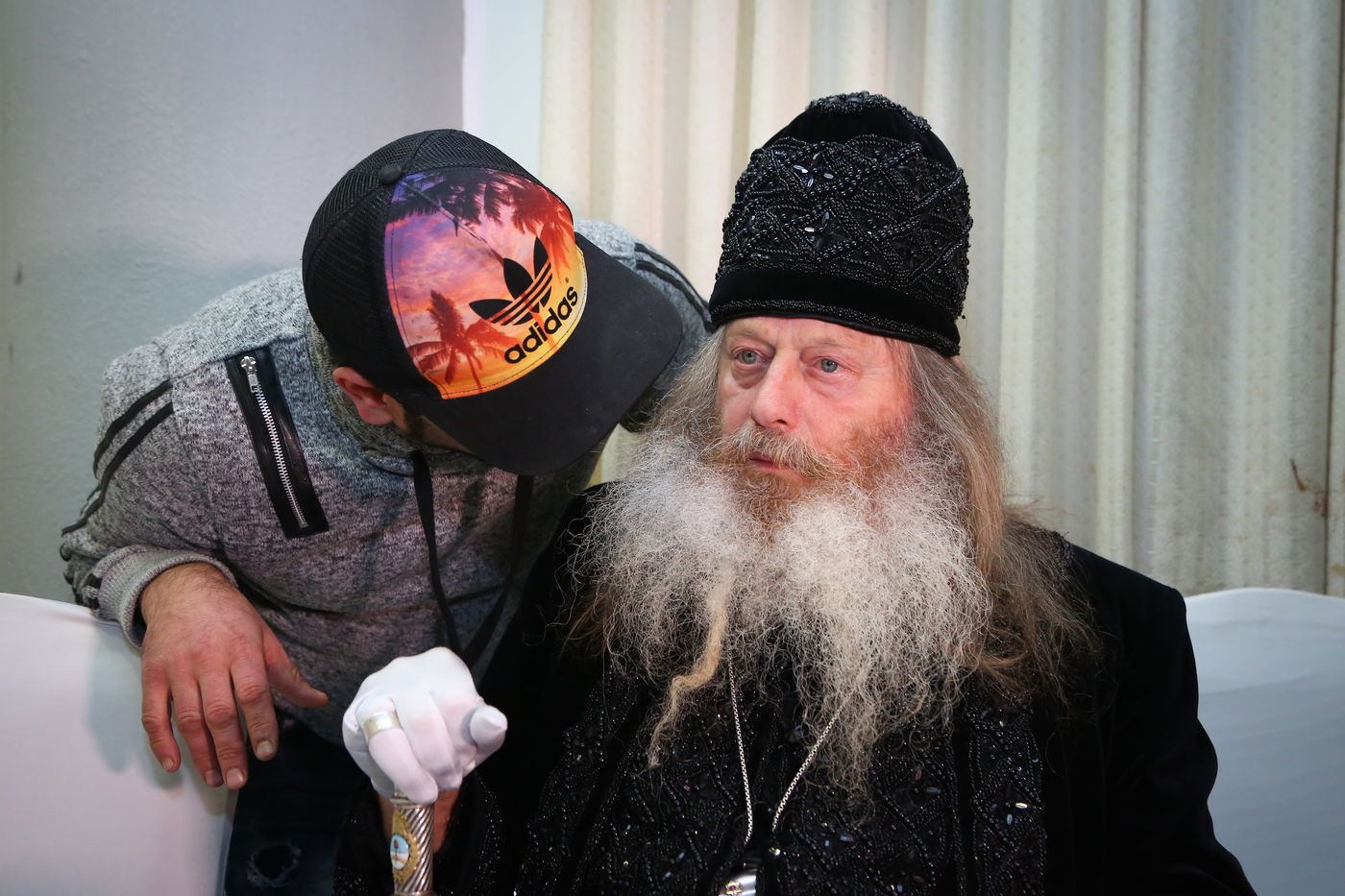 שיער שופע, כובע מהודר, קמע וכפפות: זהו "האדמו"ר מ'מלטה'"