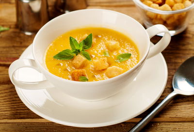 מרק דלורית ואגסים כתום וסמיך