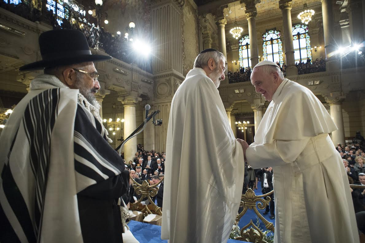 האפיפיור עם הרבנים בבית הכנסת ברומא