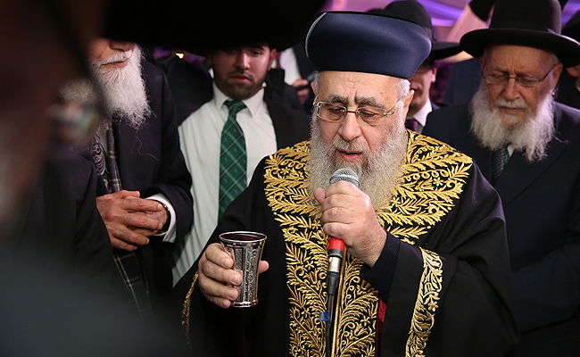 הראשל"צ הגר"י יוסף 'מברך' בחתונה