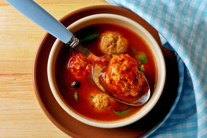 מרק ירקות עם קובה בשר