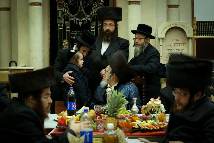 הטישים של האדמו"רים לרגל ט"ו בשבט. צפו