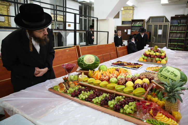 הטישים של האדמו"רים לרגל ט"ו בשבט. צפו