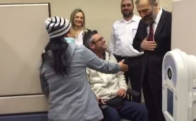 מה קרה כשאישה זרה ביקשה ללחוץ יד לדרעי? • צפו