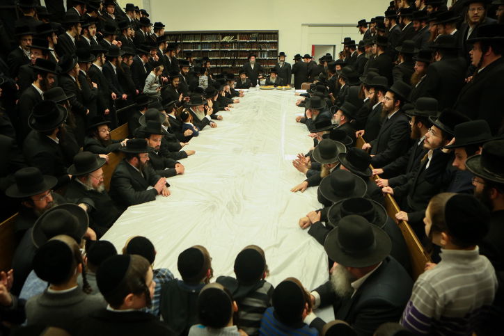 הטישים של האדמו"רים לרגל ט"ו בשבט. צפו