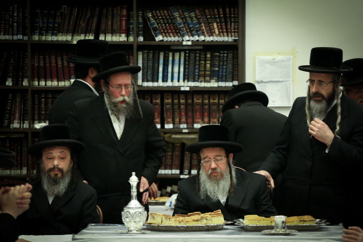 הטישים של האדמו"רים לרגל ט"ו בשבט. צפו