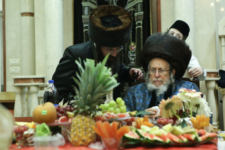 הטישים של האדמו"רים לרגל ט"ו בשבט. צפו