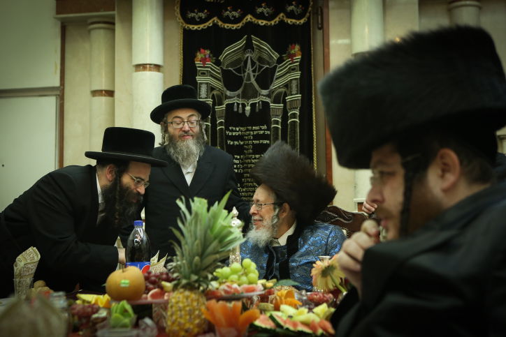 הטישים של האדמו"רים לרגל ט"ו בשבט. צפו