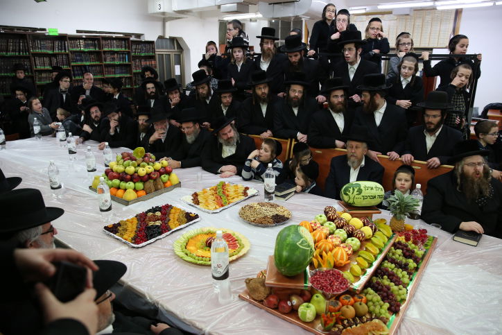הטישים של האדמו"רים לרגל ט"ו בשבט. צפו