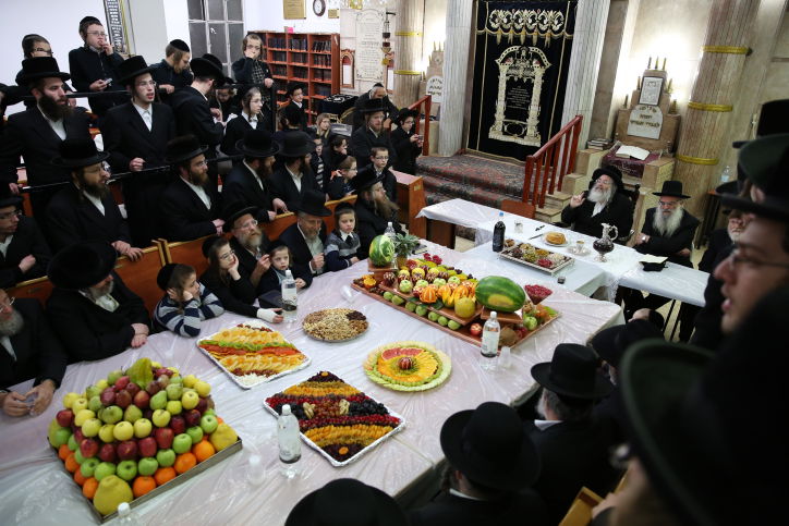 הטישים של האדמו"רים לרגל ט"ו בשבט. צפו