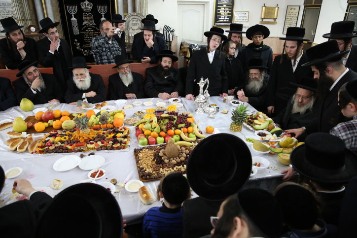 הטישים של האדמו"רים לרגל ט"ו בשבט. צפו