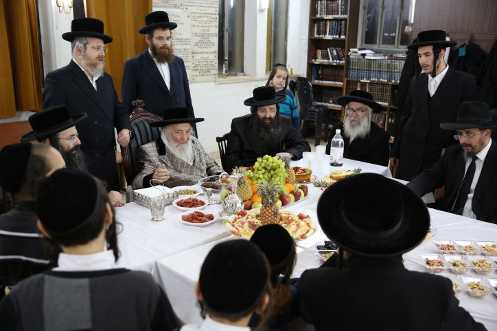 הטישים של האדמו"רים לרגל ט"ו בשבט. צפו