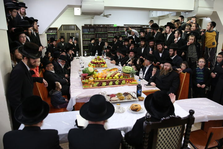 הטישים של האדמו"רים לרגל ט"ו בשבט. צפו