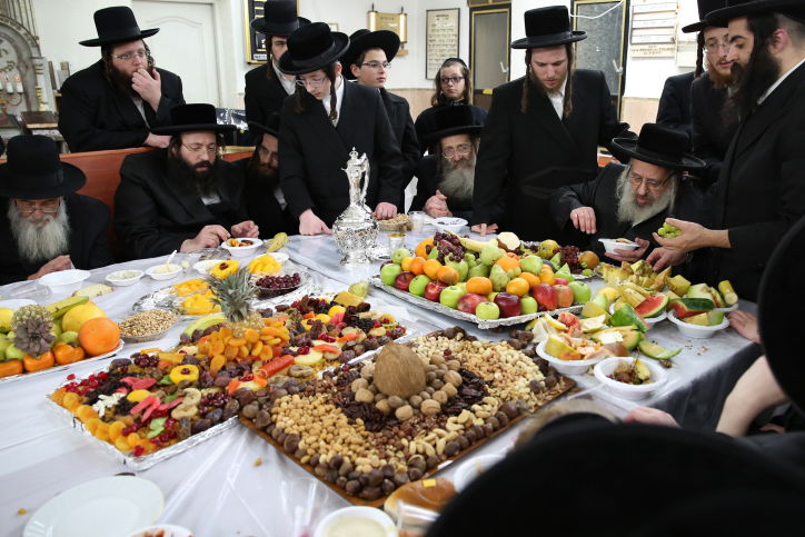 הטישים של האדמו"רים לרגל ט"ו בשבט. צפו