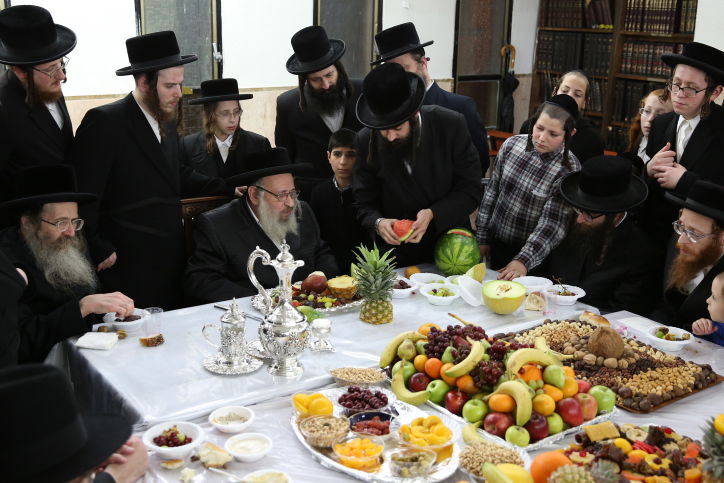 הטישים של האדמו"רים לרגל ט"ו בשבט. צפו