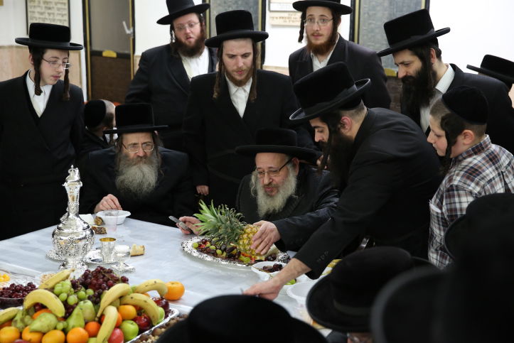 הטישים של האדמו"רים לרגל ט"ו בשבט. צפו