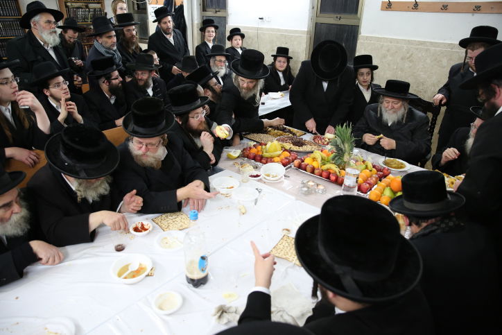 הטישים של האדמו"רים לרגל ט"ו בשבט. צפו