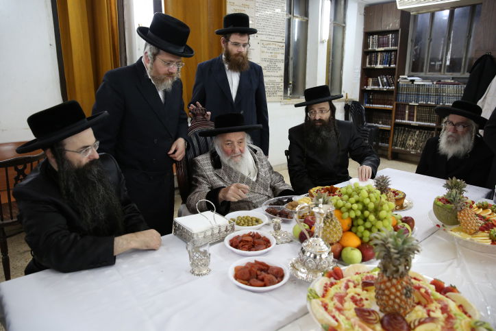 הטישים של האדמו"רים לרגל ט"ו בשבט. צפו