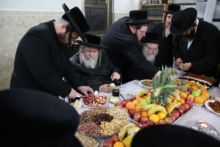 הטישים של האדמו"רים לרגל ט"ו בשבט. צפו
