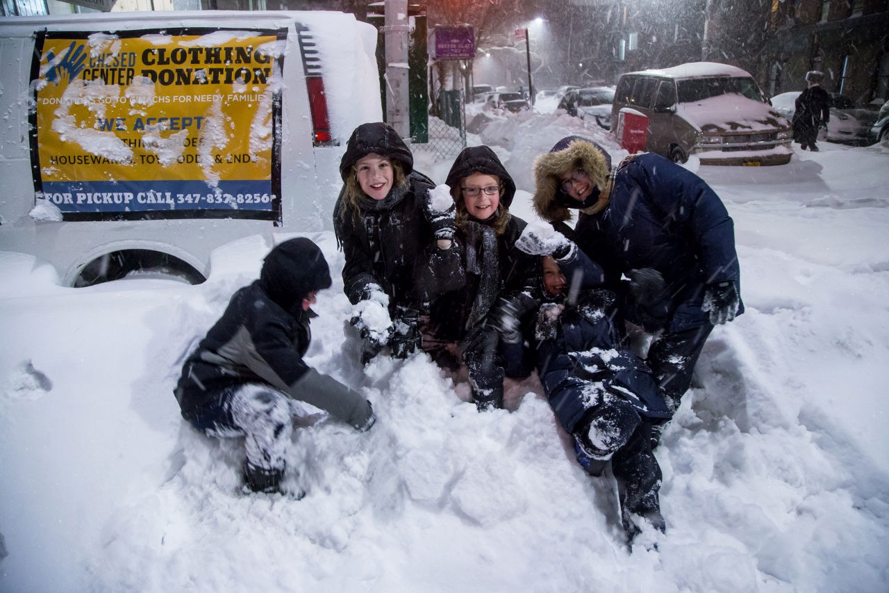 ילדי השכונות החרדיות בניו יורק נהנים מהשלג • תיעוד ענק