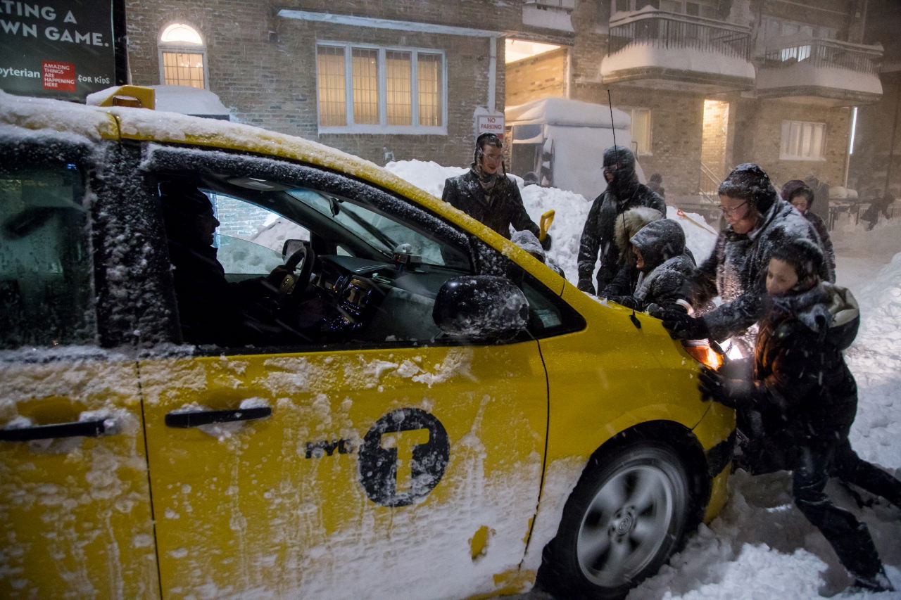 ילדי השכונות החרדיות בניו יורק נהנים מהשלג • תיעוד ענק