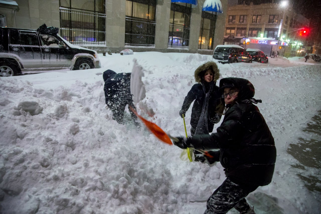 ילדי השכונות החרדיות בניו יורק נהנים מהשלג • תיעוד ענק
