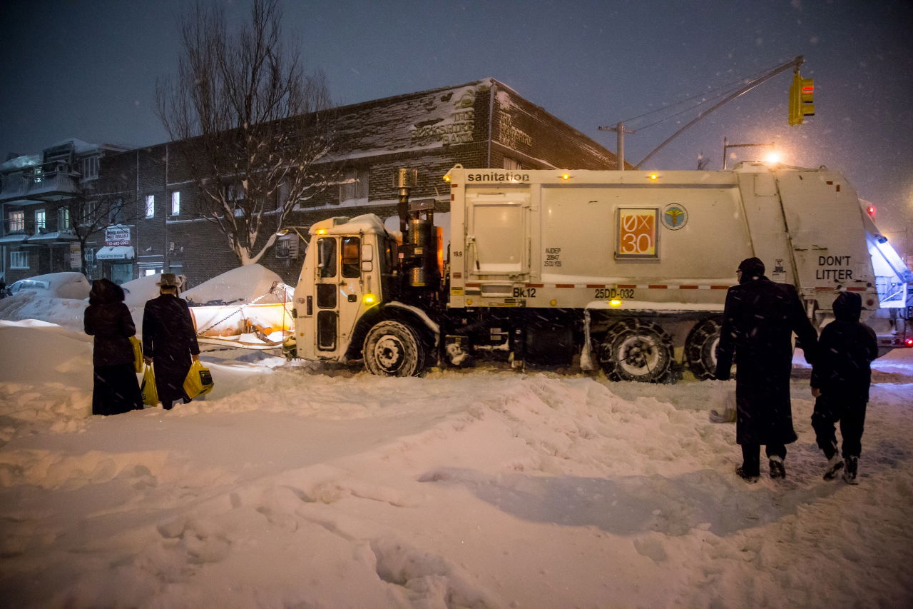 ילדי השכונות החרדיות בניו יורק נהנים מהשלג • תיעוד ענק