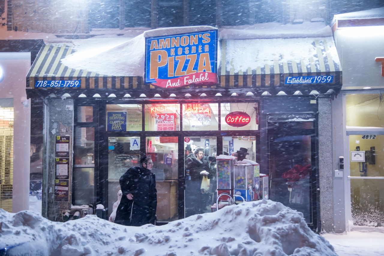 ילדי השכונות החרדיות בניו יורק נהנים מהשלג • תיעוד ענק