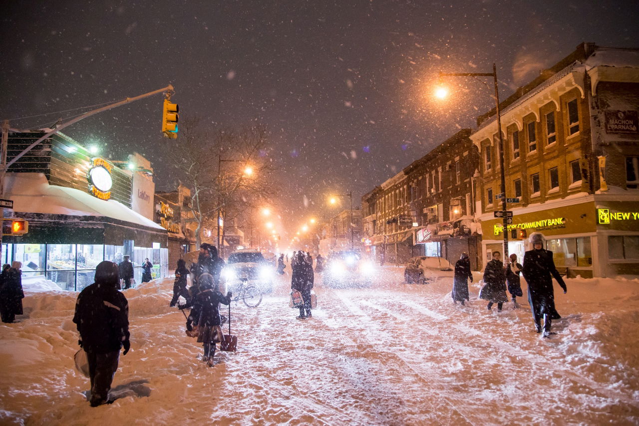 ילדי השכונות החרדיות בניו יורק נהנים מהשלג • תיעוד ענק
