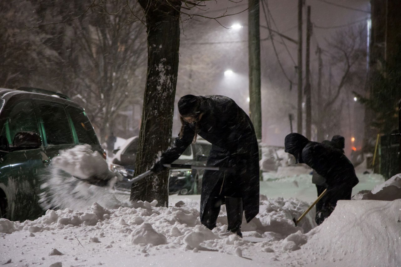 ילדי השכונות החרדיות בניו יורק נהנים מהשלג • תיעוד ענק